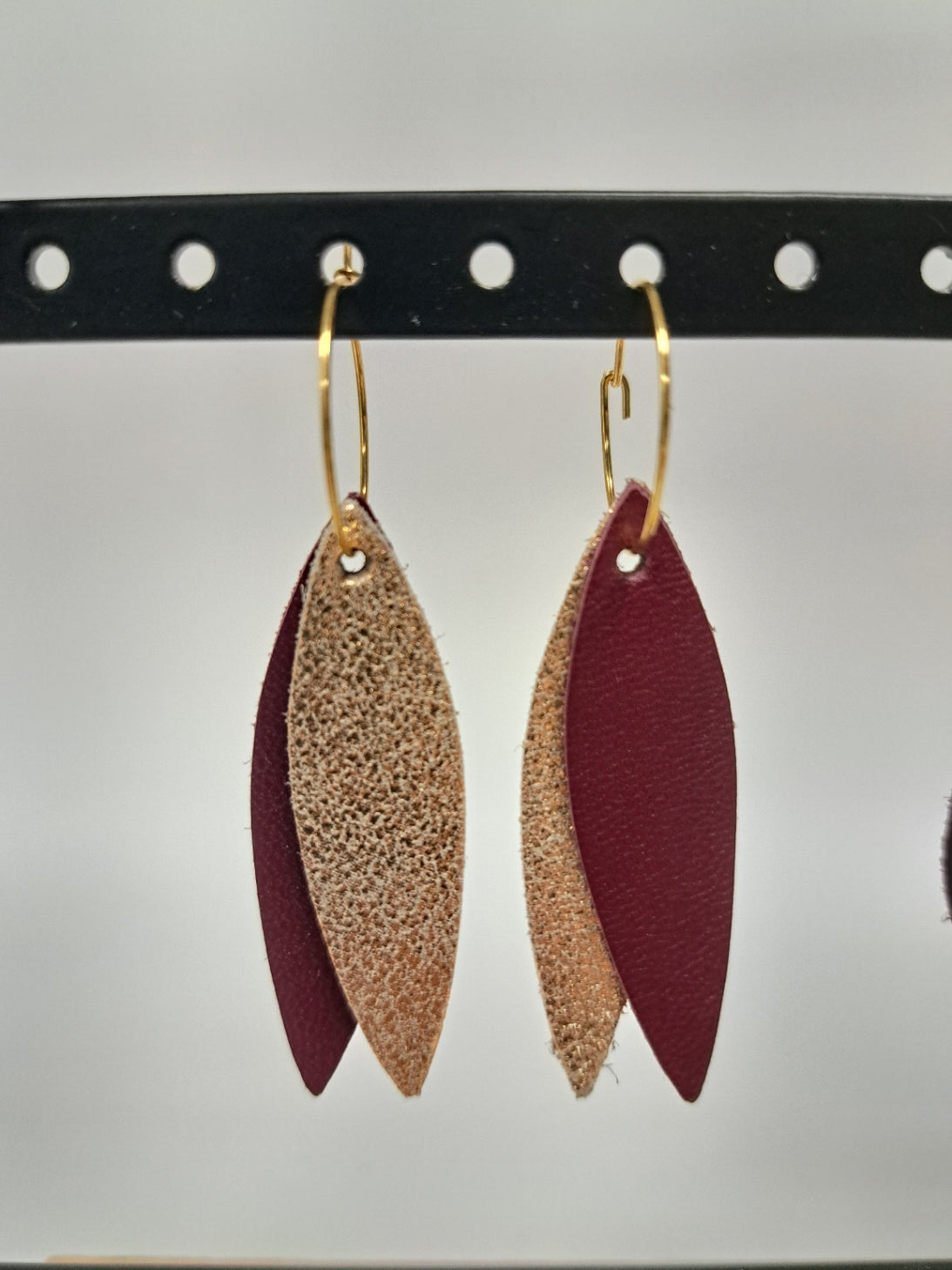 Boucles d'oreilles en cuir bordeaux et rose doré