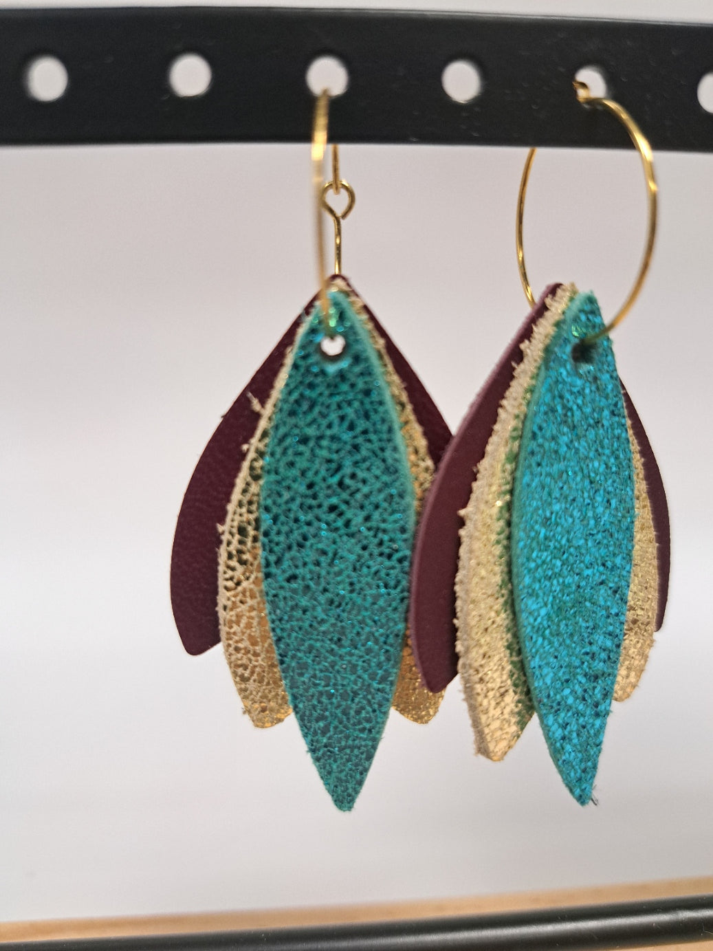 Boucles d'oreilles en cuir turquoise, bordeau et doré