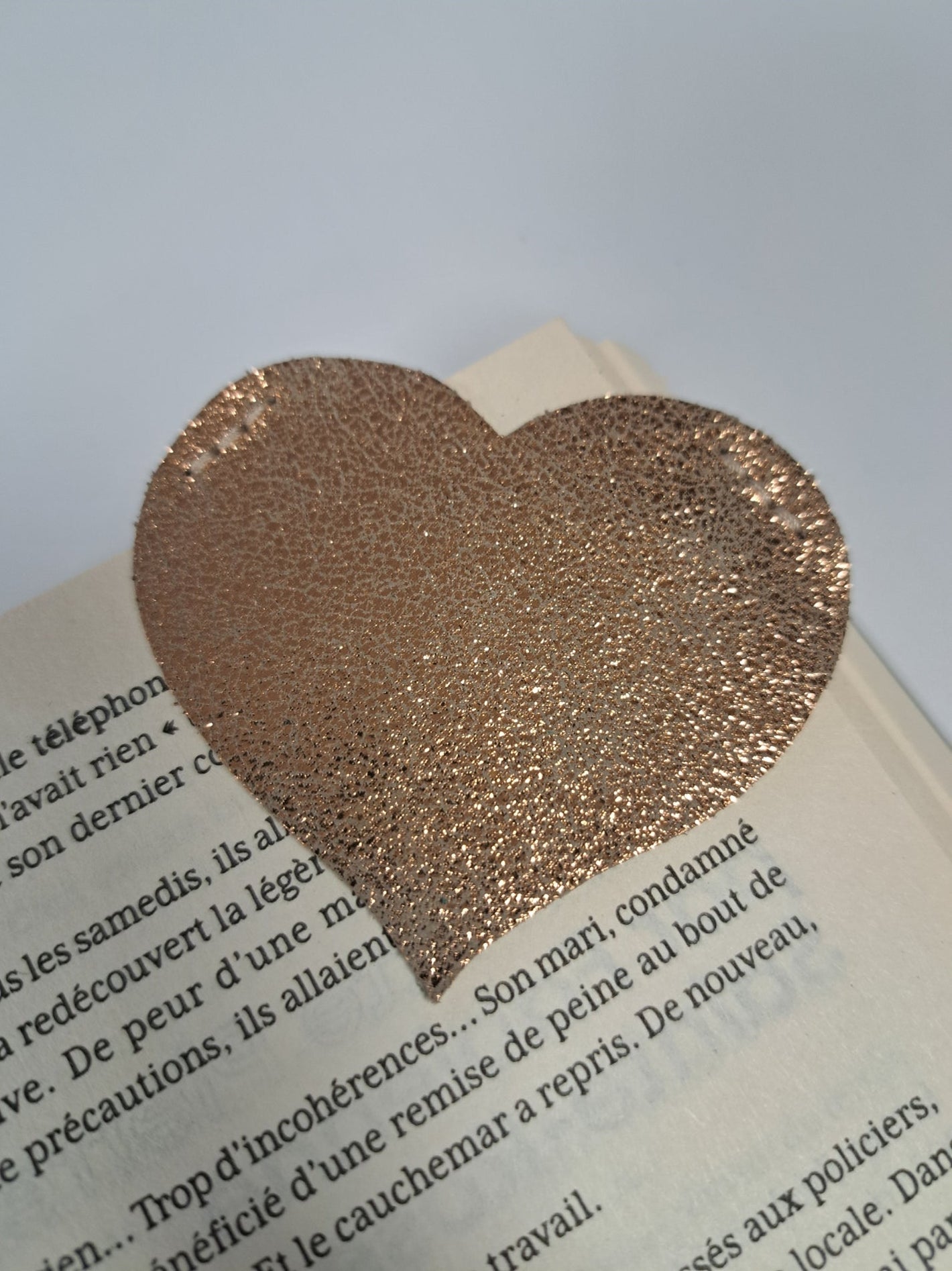 Marque page en cuir rose doré "COEUR"